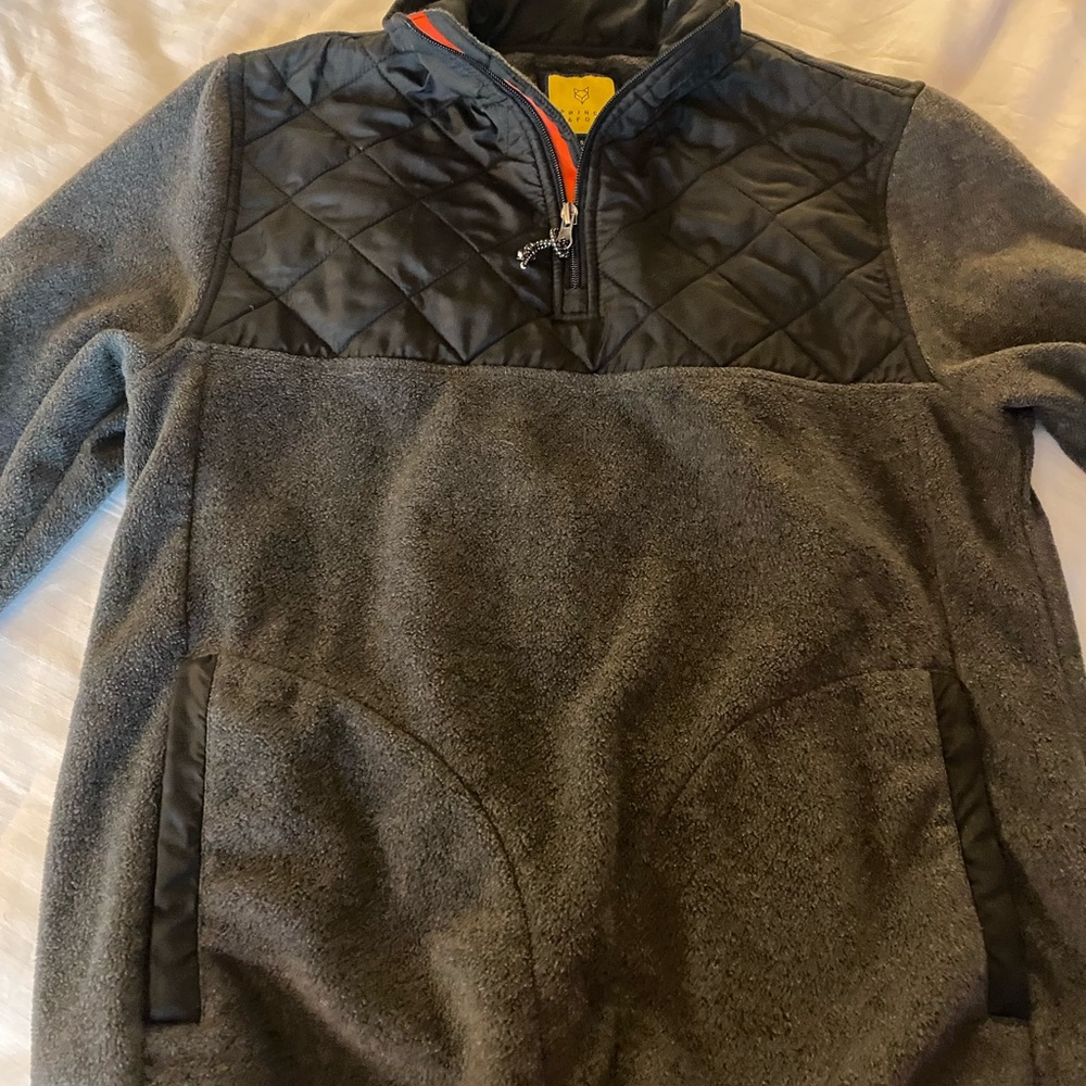Men’s gray and black quilted and fleece 1/4 zip pullover jacket. Size small